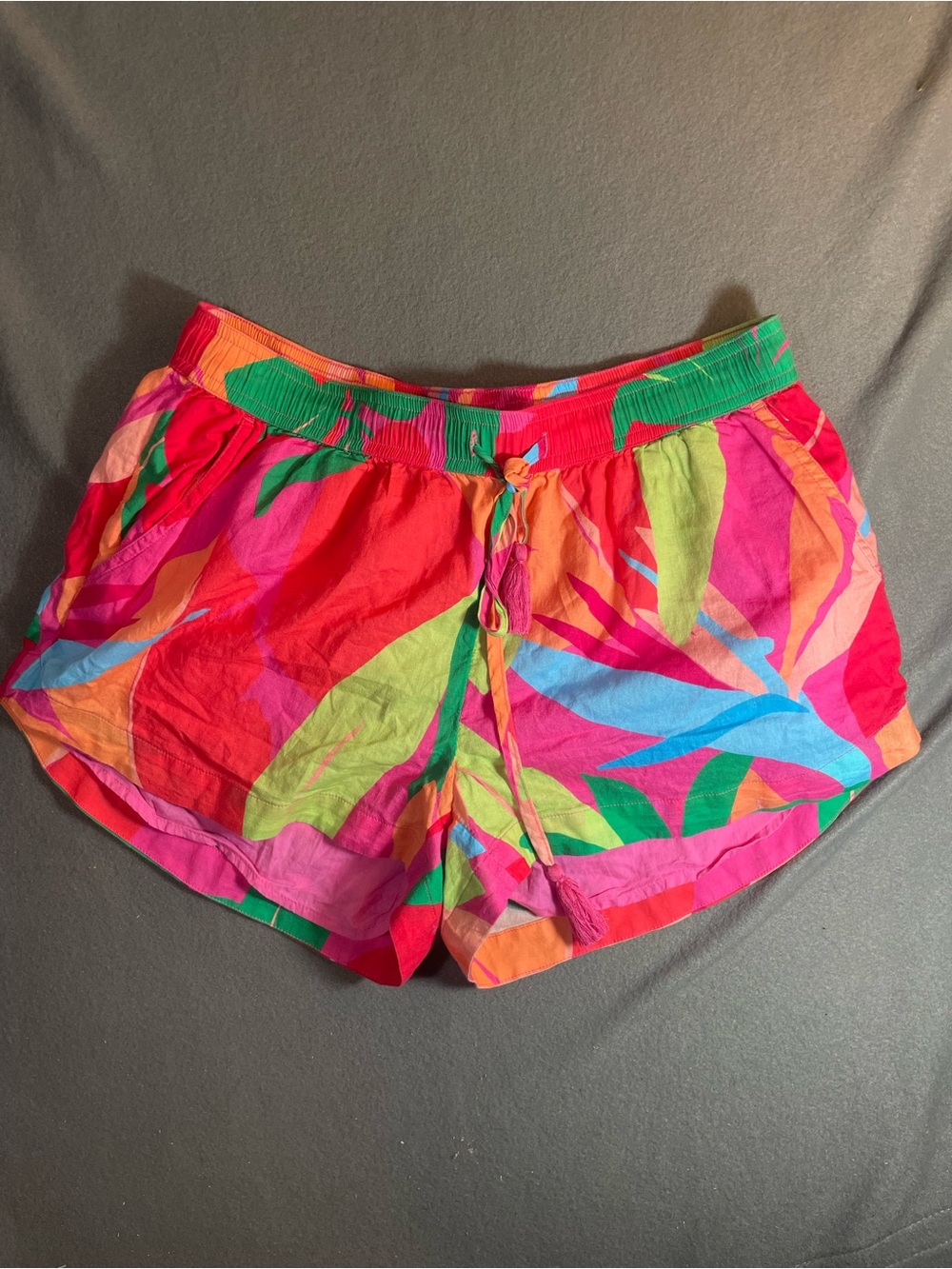 Vineyard Vines Bright Tropical Abstract Leaf Drawstring Shorts - Size Medium